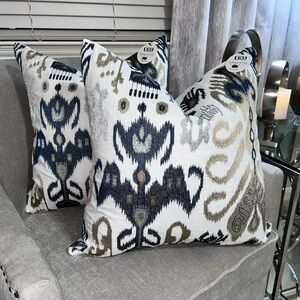 1-NWT CALLISTO HOME
EMBROIDERED DECORATIVE PILLOW
(Read description for details)